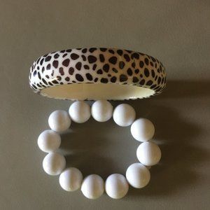 TWO BANGLE BRACELETS, 1 WHITE BEADS AND 1 SPOTTED BANGLE BRACELET